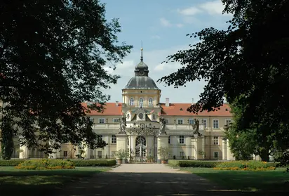 Pohled z parku osovou alejí k zámku Pohled z parku osovou alejí k zámku Hořovice